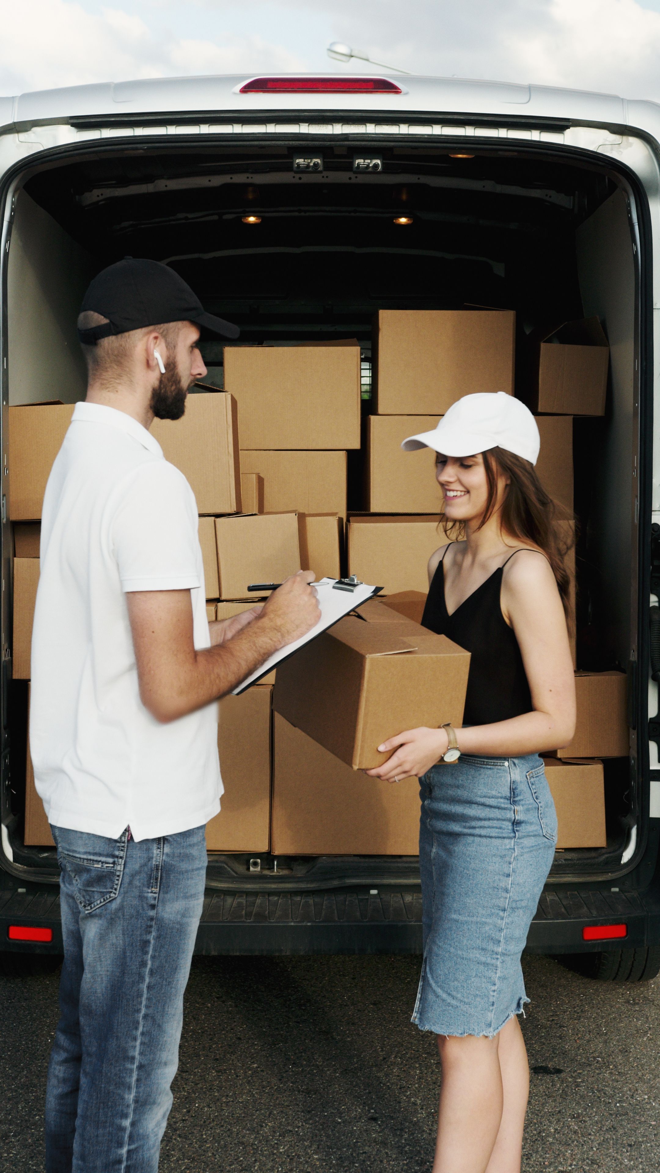 AnExpress logistics team at work